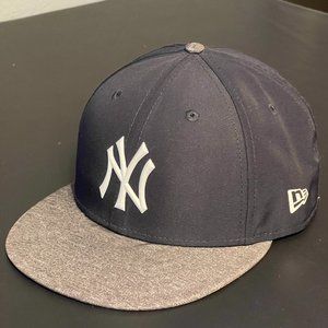 New York Yankees Fan Combo - Sling Pack and Fitted 7 5/8 Cap Near New